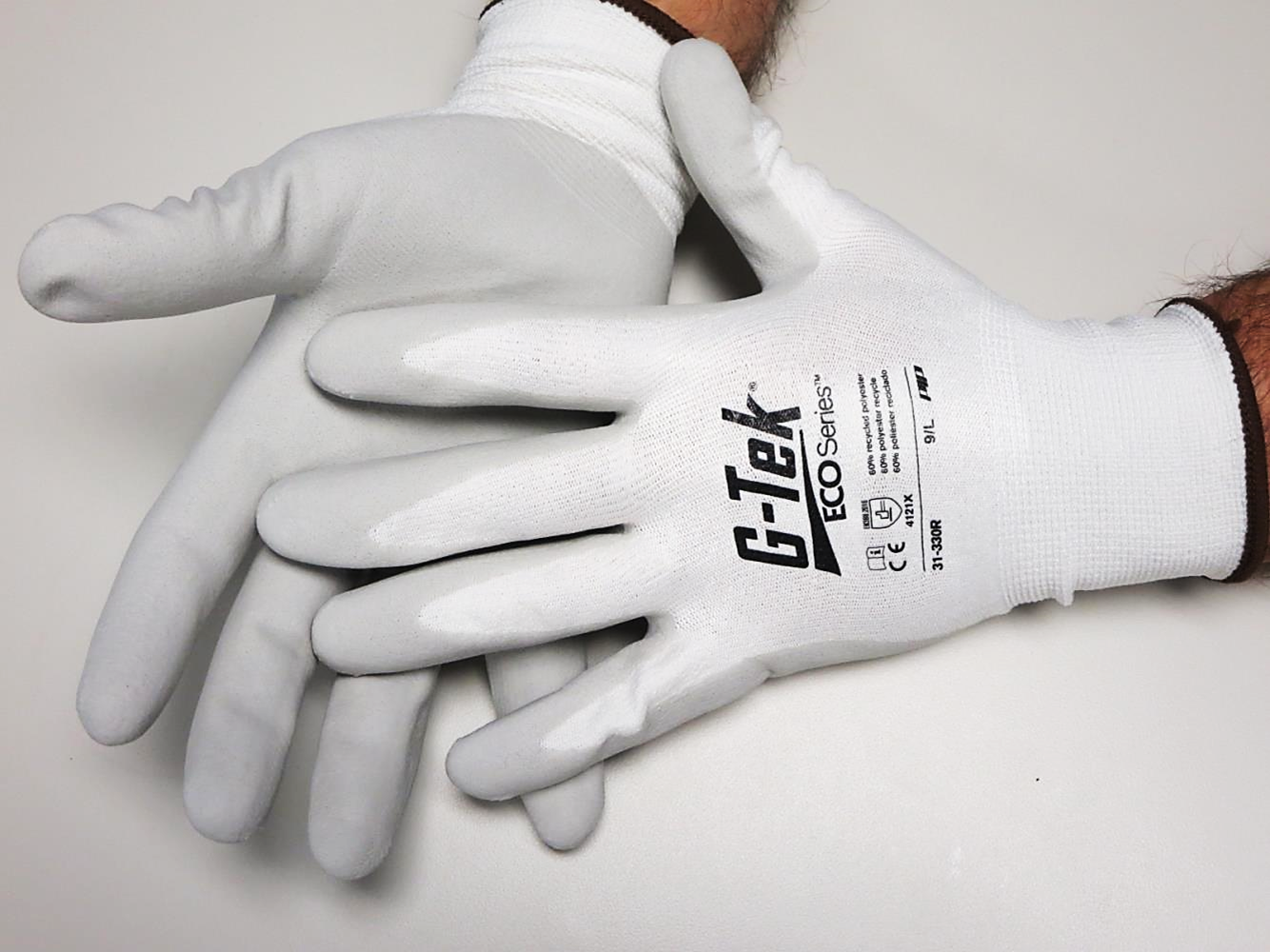 PIP®G-Tek®ECO系列™无缝针织回收纱线/氨纶混纺手套，手掌和手指上涂有丁腈泡沫涂层