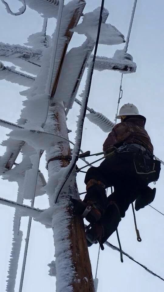 在冻结的电线上工作的线工
