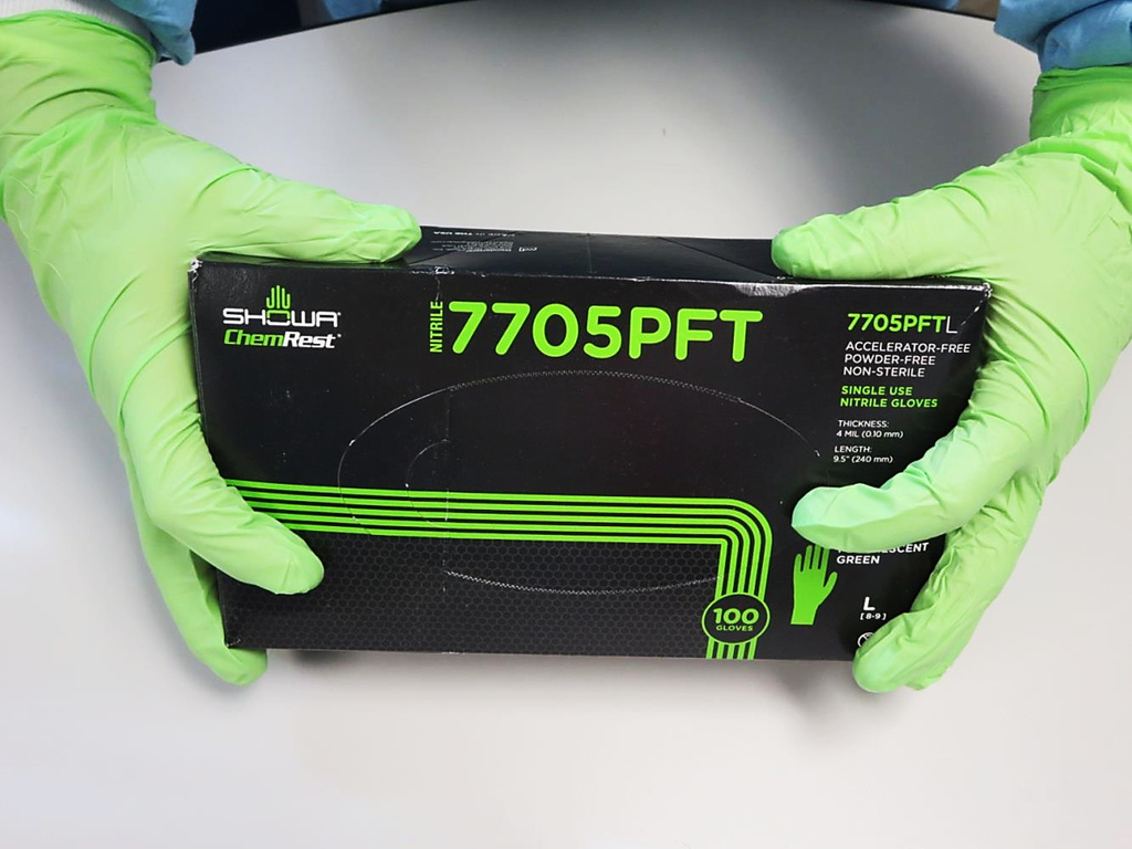7705PFT昭和®免加速器4-mil一次性荧光绿色无粉末丁腈检查手套，美国制造