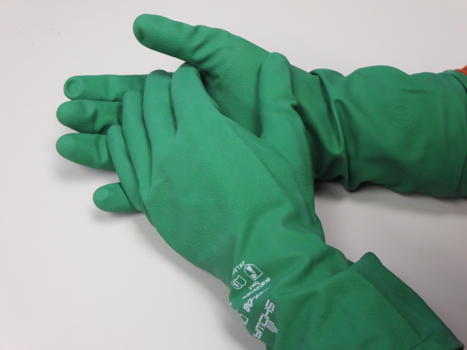 Showa®731可生物降解植绒衬里15毫升耐化学丁腈手套，带EBT