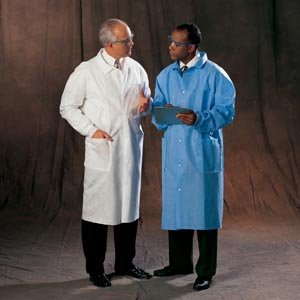 Halyard®基本一次性实验室大衣与传统的衣领，2口袋和针织袖口