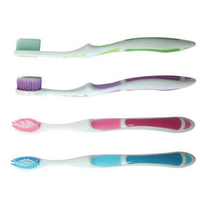 OraBrite®高级敏感成人牙刷，含舌头清洁剂